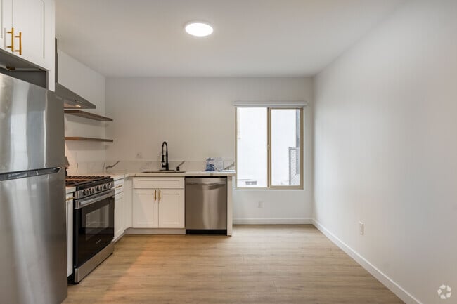 2BR, 2BA - 900SF - Kitchen