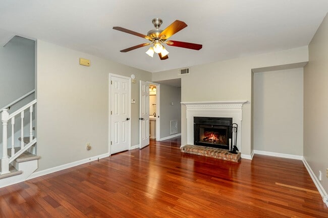 Donelson Freshly Updated 2 Bdrm Townhome A... - Donelson Freshly Updated 2 Bdrm Townhome A...
