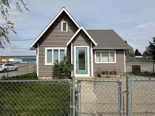 Building Photo - Now renting 3 bedroom House