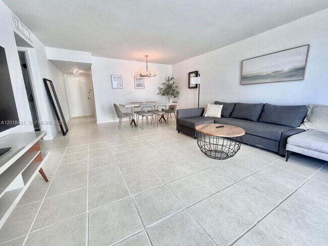 Photo - 5838 Collins Ave Unidad 2D