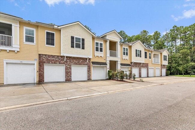 Building Photo - Spacious 2/2 Condo located in the highly s... Unit 110