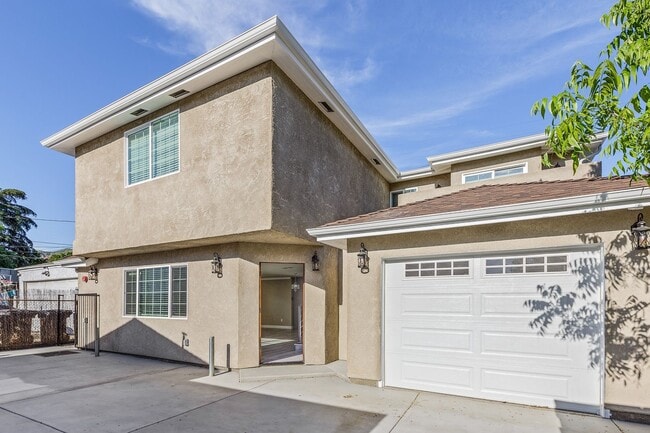 Building Photo - 2216 N Frederic St