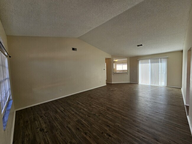 Photo - 312 Oak Track Pass