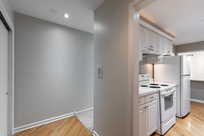 Photo - 510 W Eastman St Unit 2F