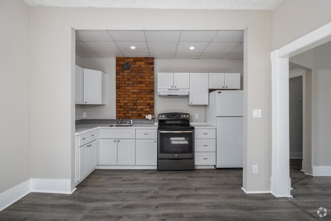 Interior Photo - 117-119 S Hamilton St