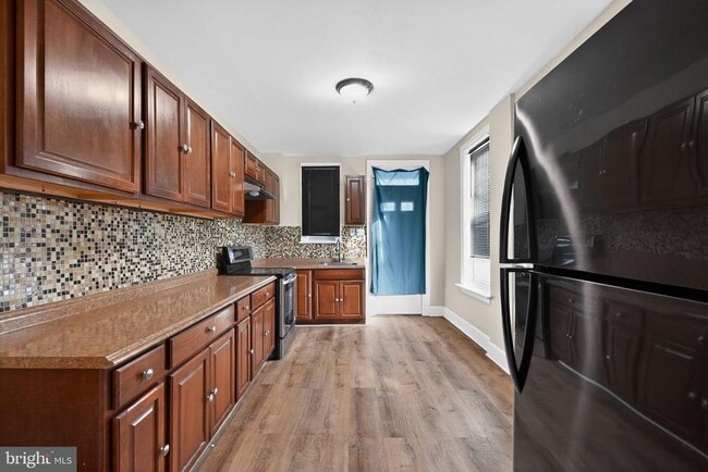 Photo - 652 Emerald St