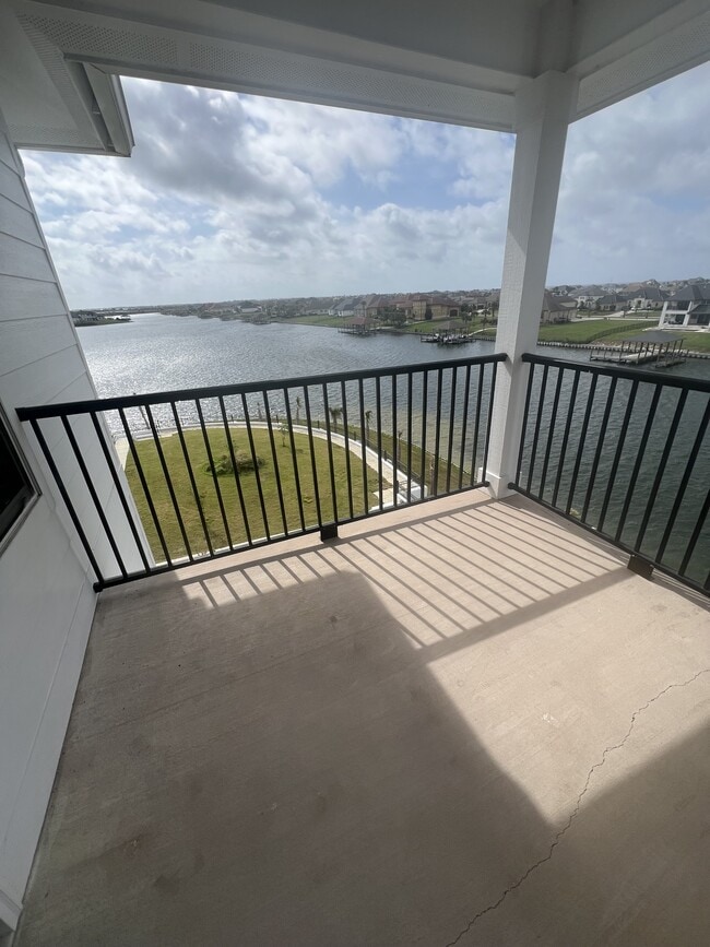 Building Photo - 3900 Lakeshore Blvd E