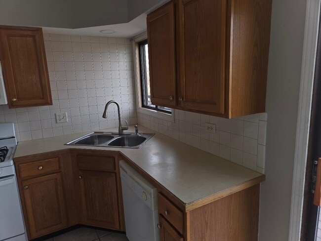 pisos de cerámica, fregadero doble nuevo - 400 Echo Ln Unidad #4