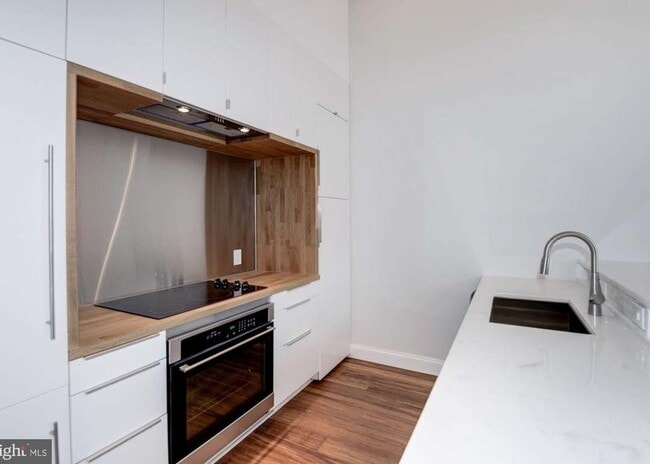 Modern Kitchen - 4600 Kenmore Dr NW Unit Private Apartment