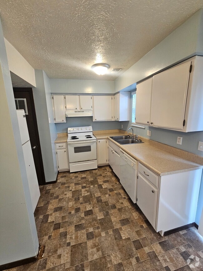 Building Photo - 153 Elm St Rental