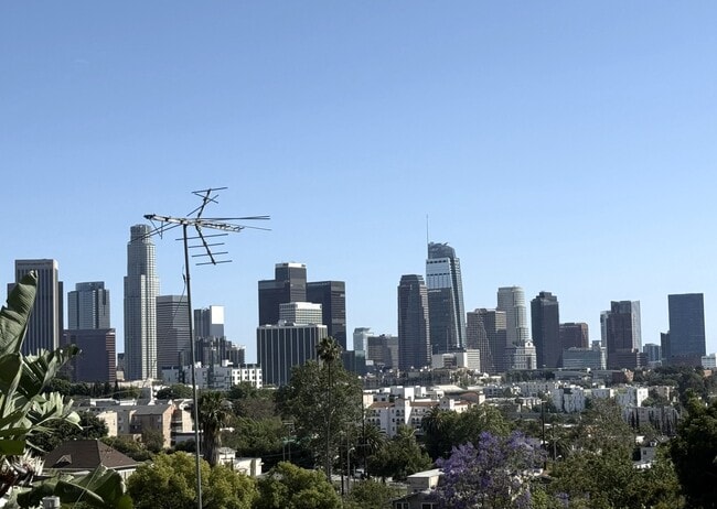 Building Photo - 1083 1/2 W Kensington Rd Unit 1083 1/2 W. Kensington Rd