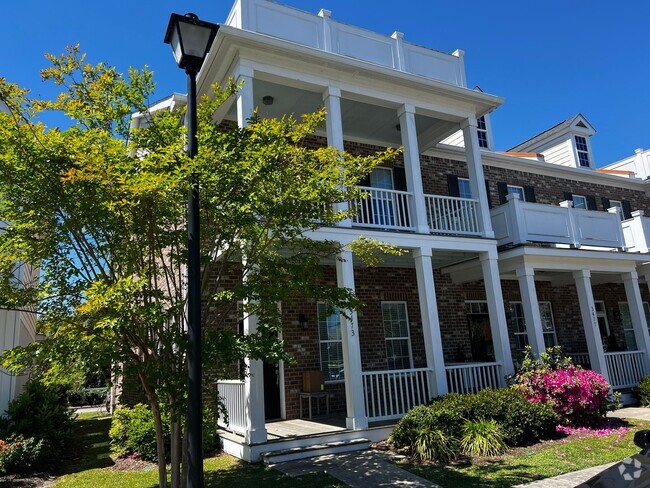 Building Photo - Beautiful Townhome in Central Myrtle Beach!