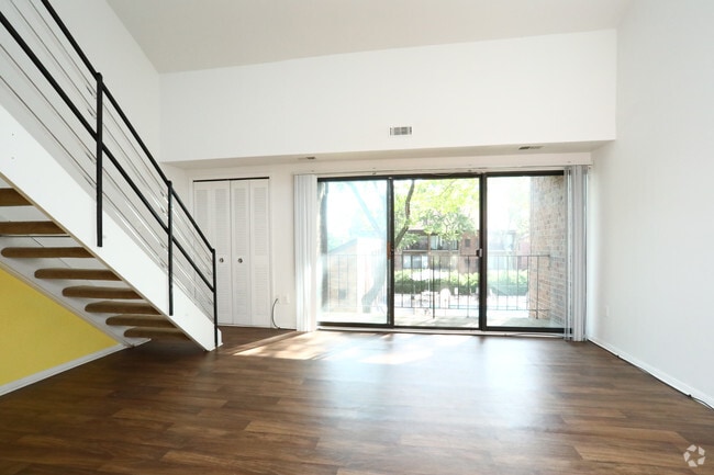 1 BR w/Loft, 1.5 BA - 940 SF