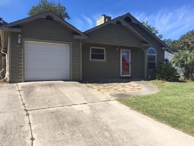 Building Photo - Beautifully Updated Home with Huge Screened Porch & Fenced Yard!