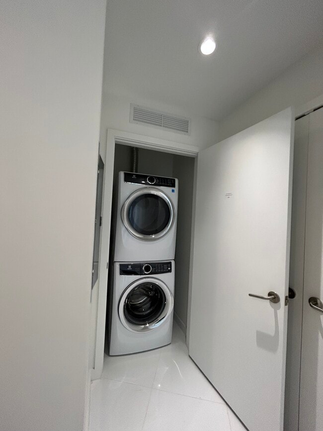 Building Photo - 851 NE 1st Ave Unit 4302