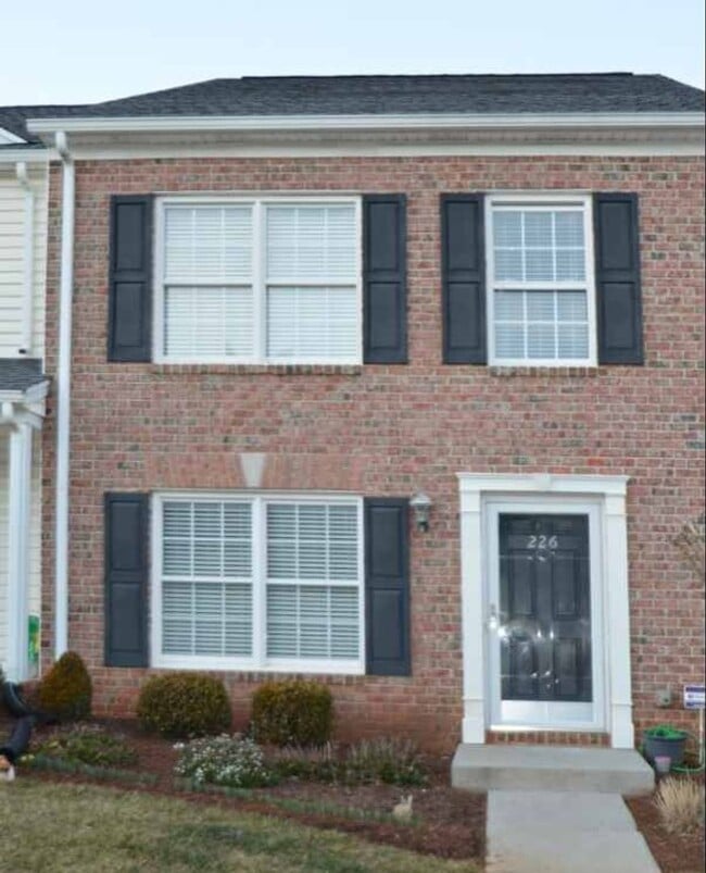 Building Photo - 226 Duncraig Dr