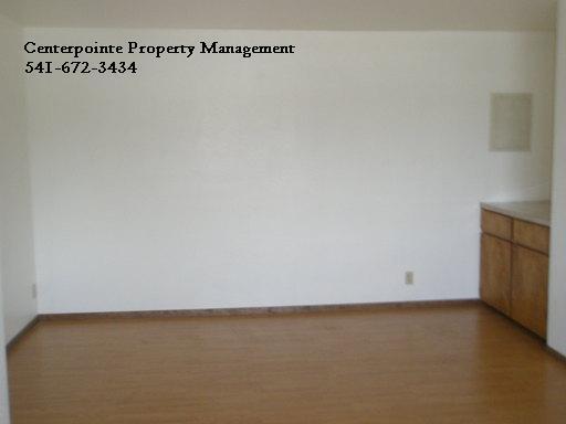 Building Photo - 228 NE Ward Ave Unit 2-3