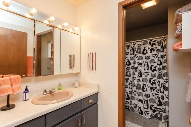 Photo - 660 W Grand Ave Unit 2W