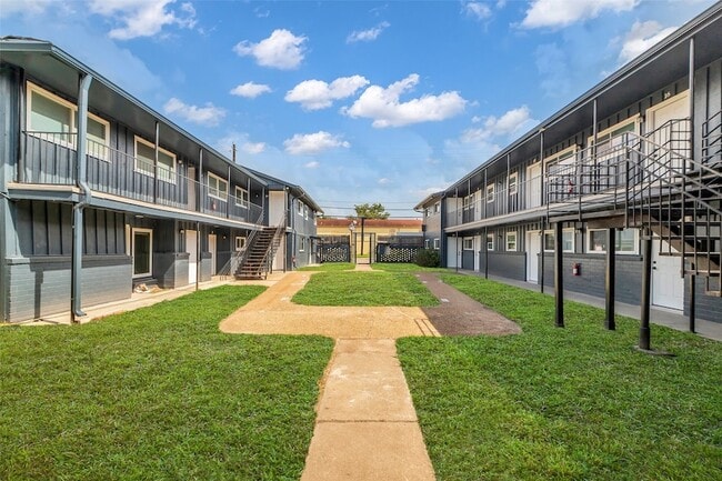 Building Photo - 4706 Yellowstone Blvd Unit 25