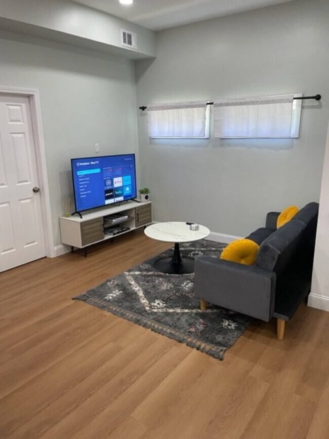 Photo - 1000 Longley Ave NW