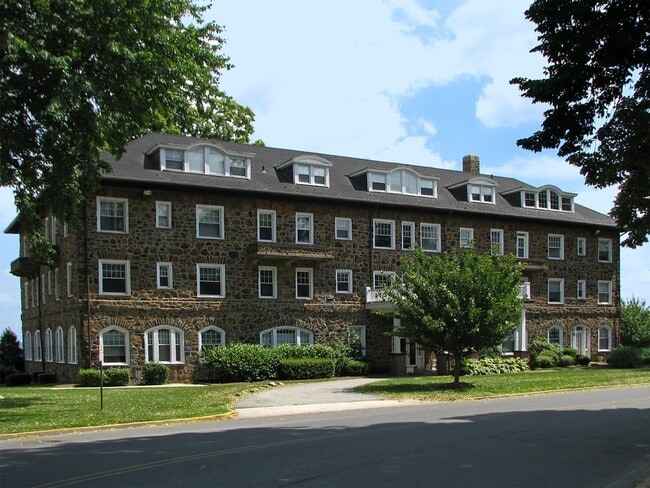 Building Photo - 1 Bedroom Waterfront Condo in Historic Dow...