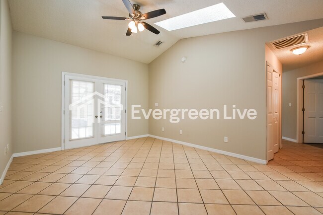 Photo - 2969 Ruskin St