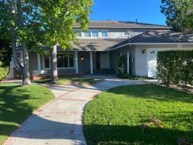 Building Photo - Elegant 4 bedroom, 3 bath large home locat...