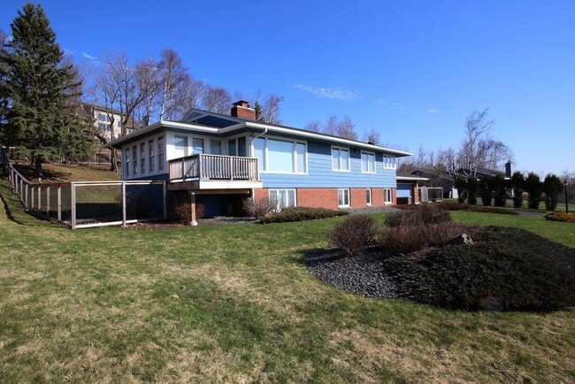 Building Photo - AVAILABLE Aug. 1 - 4 BEDROOM 3 BATHROOM - GORGEOUS LAKE VIEWS