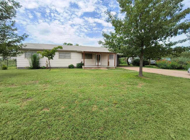 Building Photo - Spacious 3 bedroom, 2 bath home AVAILABLE ...