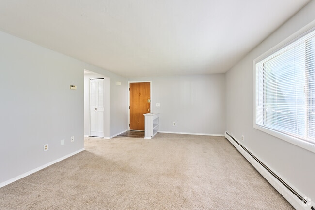 1 BR, 1 BA - 600SF Living room