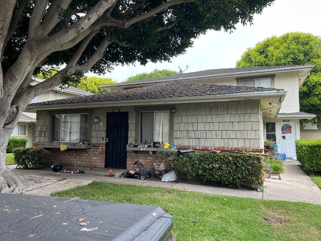 Building Photo - Charming Two Bedroom Manor Condo