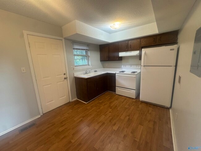 Photo - 908 Stevens Ct NE