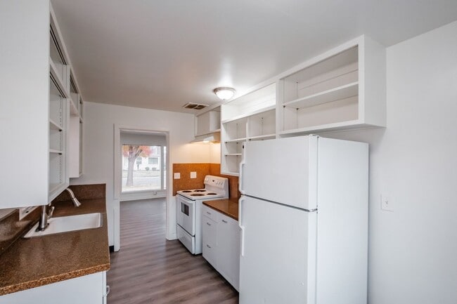 Photo - 2490 Maple Ave NE