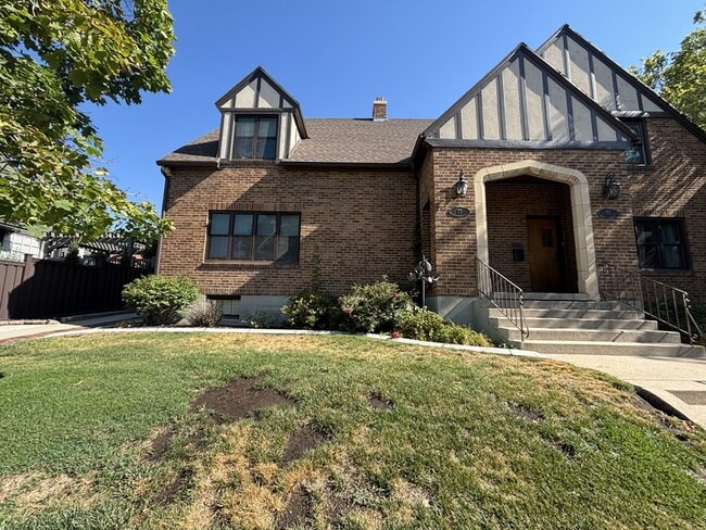 77 Hillside Ave