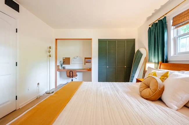 Bedroom (King) - 807 W Trinity Ave, Unit 128 Unit 128