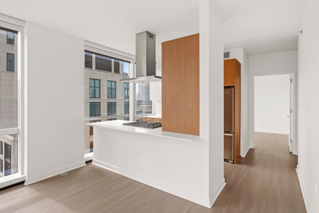 Photo - 465 E Illinois St