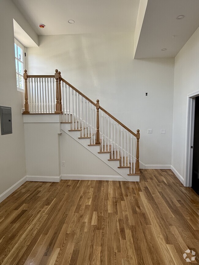 Building Photo - 6 Blossom St Rental