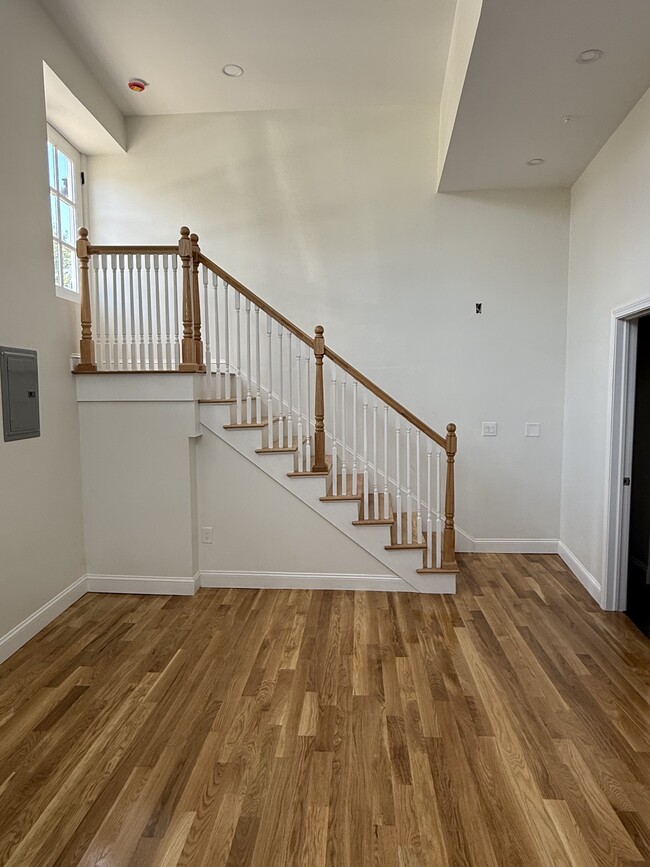Building Photo - 6 Blossom St Rental