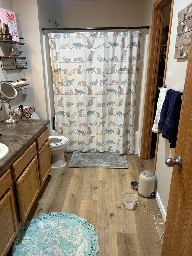 Private bath - 529 Mitchell St Unit K-5