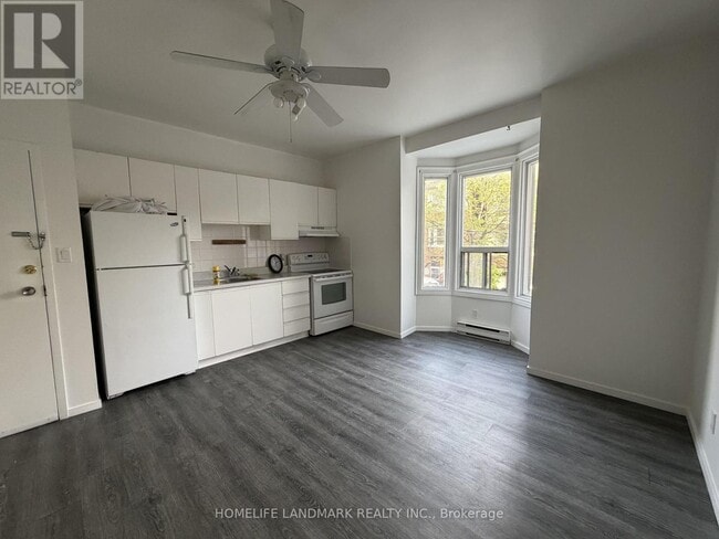 Photo - 968 Bathurst St