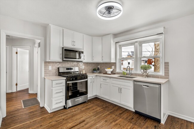 Photo - 4333 Schirmer St