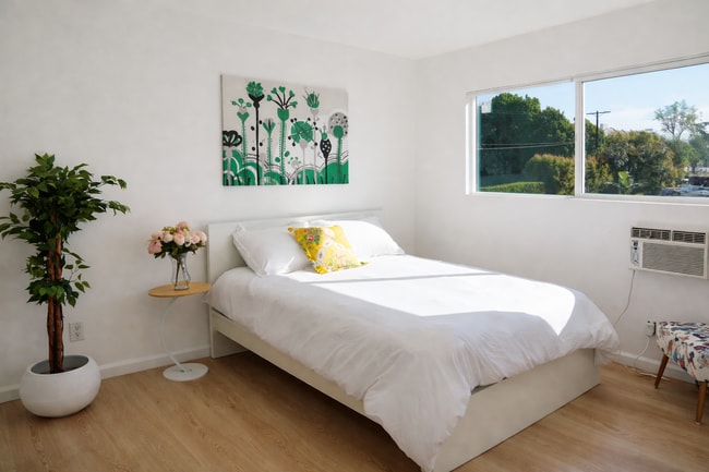 Ropa de cama nueva, colchones nuevos y aire acondicionado de pared en cada habitación. - 5860 Hazeltine Ave Unidad 10A