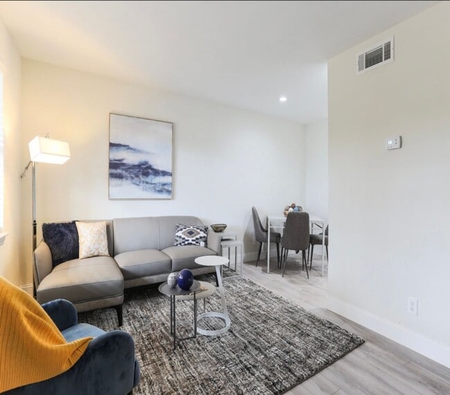 Photo - Cozy 1Bed/1Bath with natural light conveniently located in Durham, minutes from Duke! Water Inclu... Unidad 2006 House Ave,  11