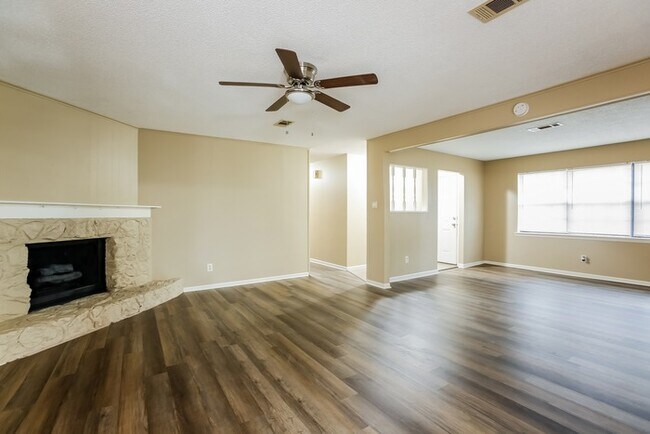 Photo - 20 Single Oaks Dr