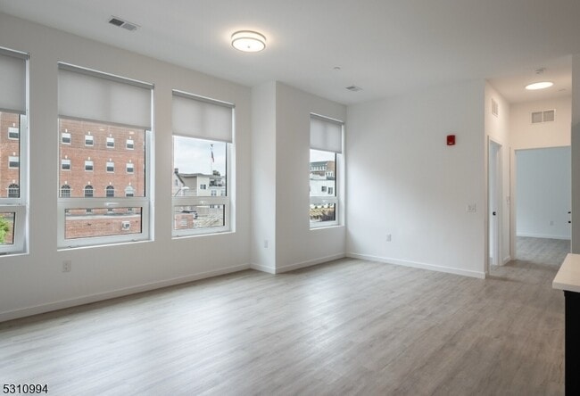 Building Photo - 22 Schuyler Pl Unit 405