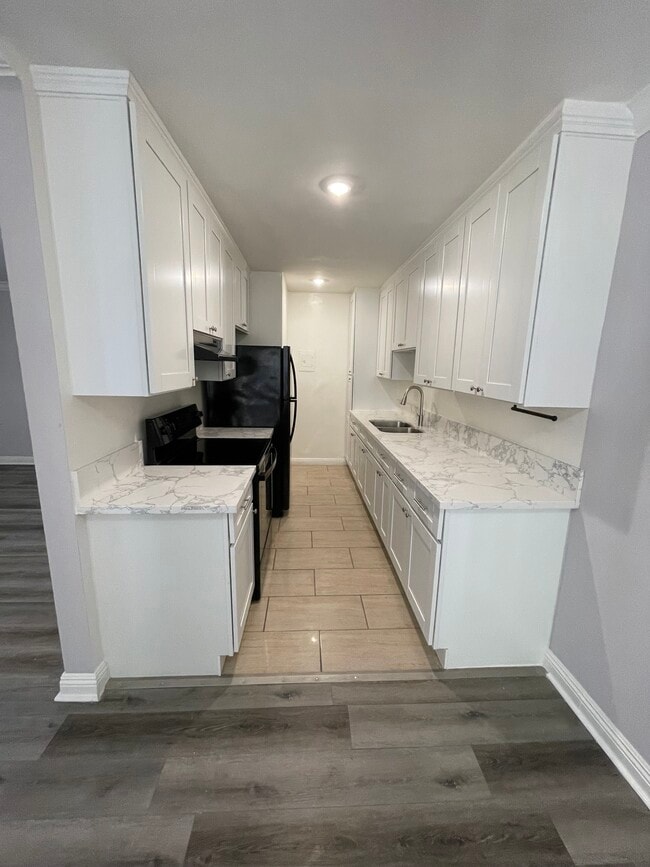 Building Photo - 345 S Manhattan Pl Rental