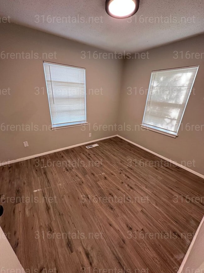 Photo - $1050 - 3 bedroom / 1 bathroom - Beautiful...