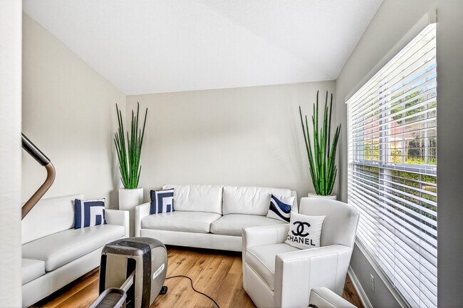 Photo - 520 N Valencia Cir SW
