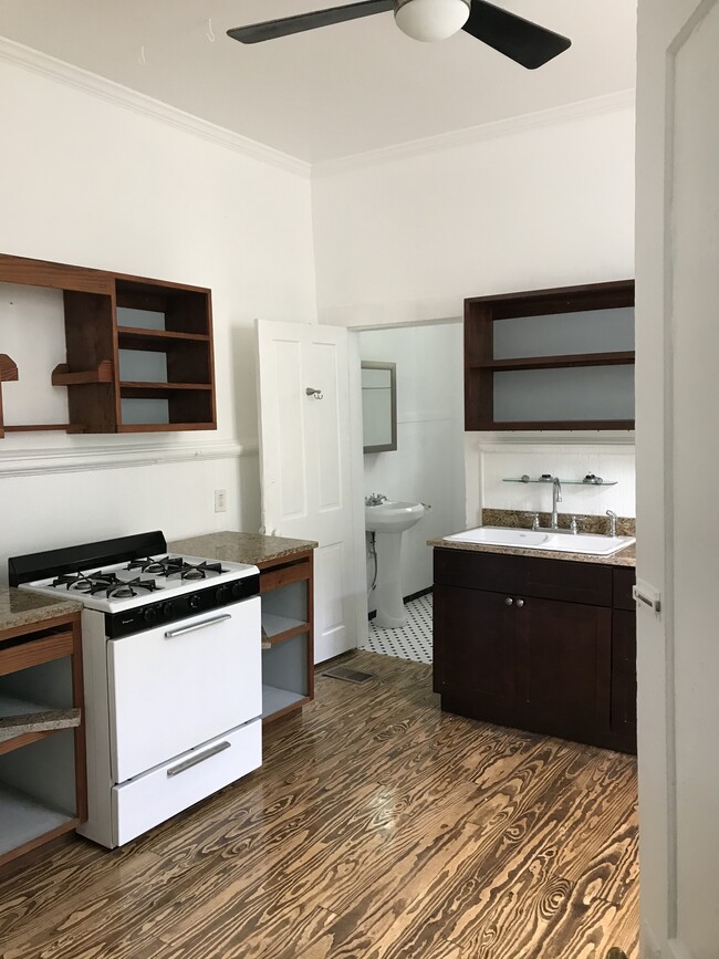 Fridge, marble counters, hand made cabinets + gas stove - 2214 Valence St Apartamentos Unidad 2214 Valence St