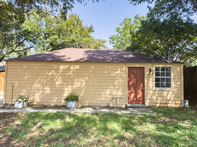 Building Photo - 2222 Carnes St